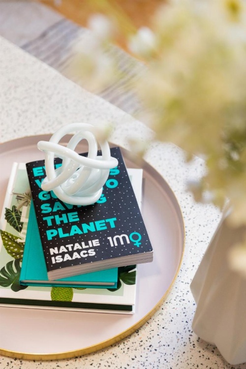 Sleek modern apartment close to everything image 11