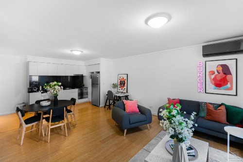 Sleek modern apartment close to everything image 13