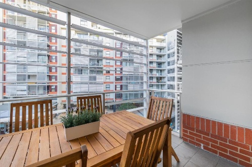 Sleek modern apartment close to everything image 14