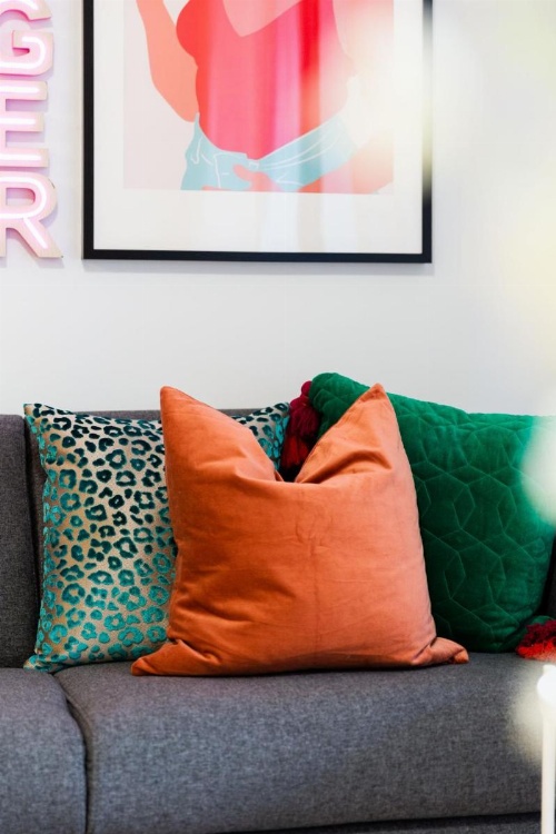 Sleek modern apartment close to everything image 21