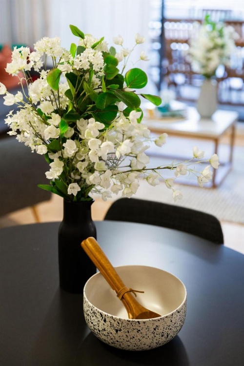 Sleek modern apartment close to everything image 22