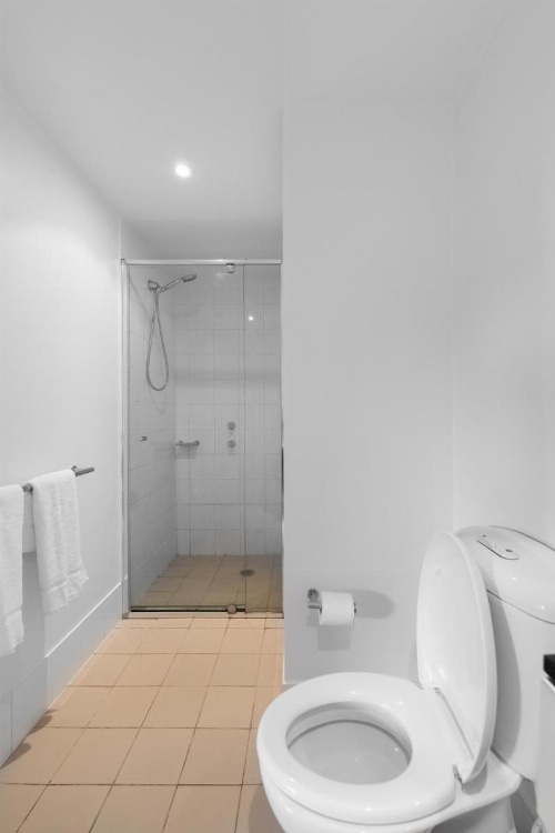 Sleek modern apartment close to everything image 6