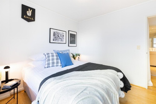 Sleek modern apartment close to everything image 9